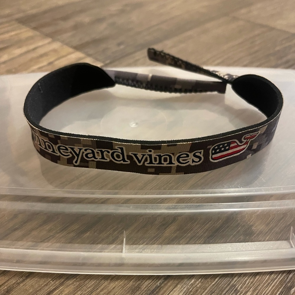 VINEYARD VINES camo sunglasses holder
